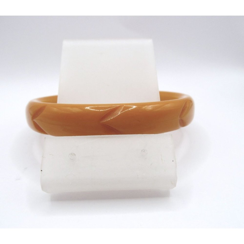 Vintage Carved Butterscotch Bakelite Bangle Bracelet - Picture 4 of 10